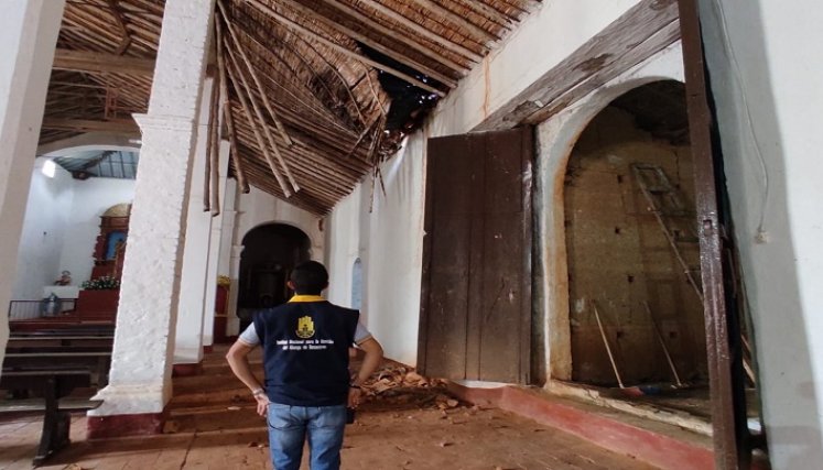 A pedazos se caen los techos del histórico templo del corregimiento de Pueblo Nuevo. Los líderes comunales esperan la intervención inmediata para evitar el desplome total. / Foto: Cortesía / La Opinión 