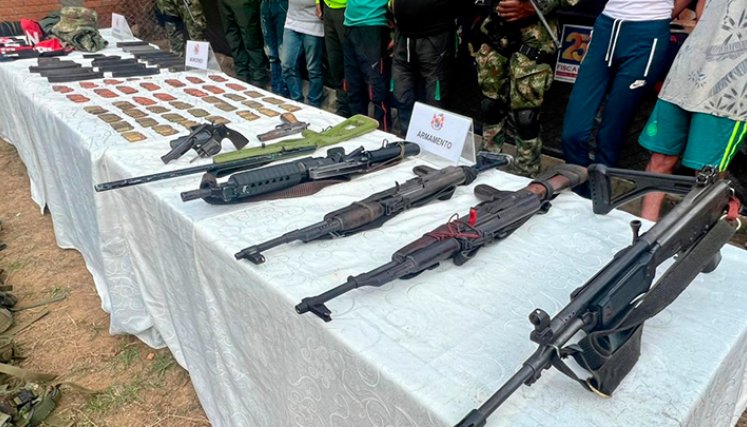 Otros cuatro hombres y una mujer también fueron detenidos y señalados de ser integrantes del Eln.