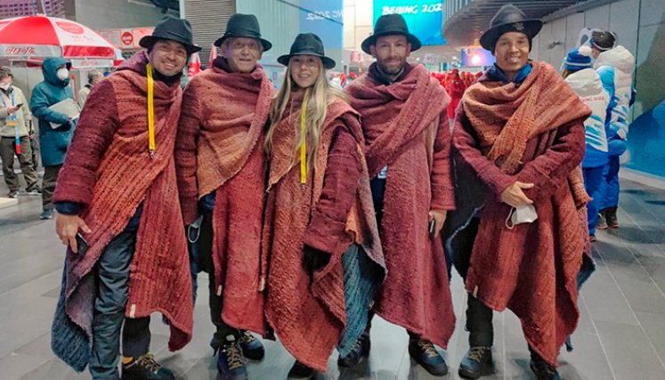 Con ruana, delegación colombiana desfiló en los juegos de invierno
