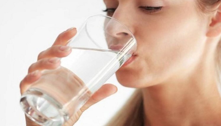 beber agua para manejar el dolor de cabeza