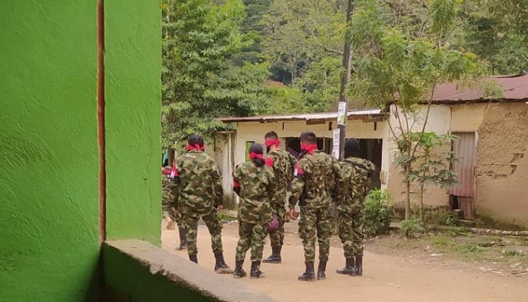 Integrantes del Eln, caminando en el sector El Higueron.