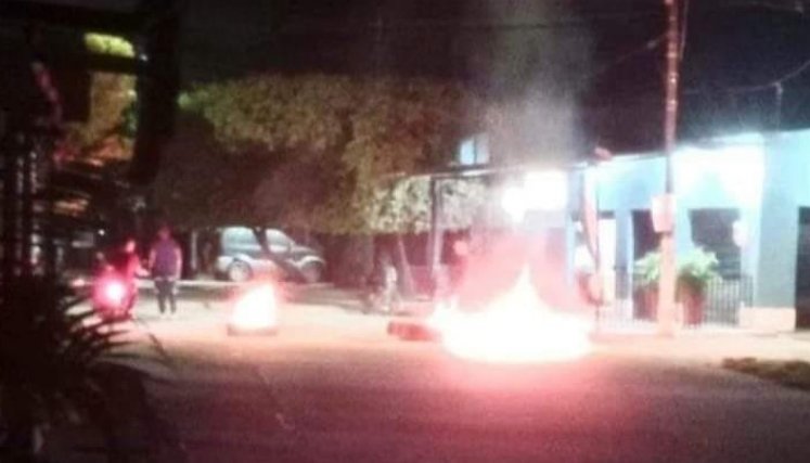 Llantas quemadas en calles de La Gabarra por el Eln.