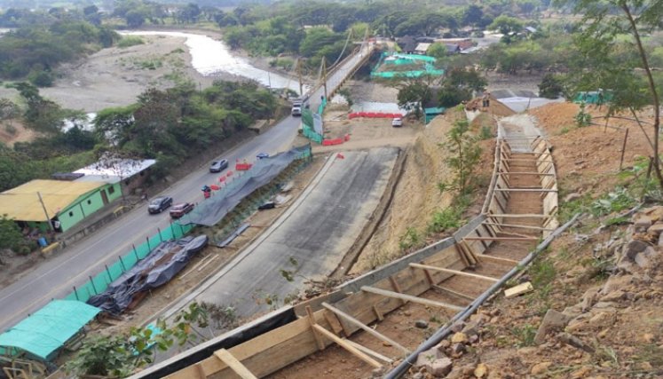 La construcción del puente avanza con normalidad. Foto: Cortesía/La Opinión.