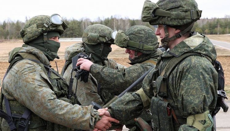 Soldados rusos (izquierda) y bielorrusos (derecha) dándose la mano durante ejercicios conjuntos de las fuerzas armadas de Rusia y Bielorrusia como parte de una inspección. de la Fuerza de Respuesta del Estado de la Unión, en un campo de tiro cerca de Brest. / Foto: AFP