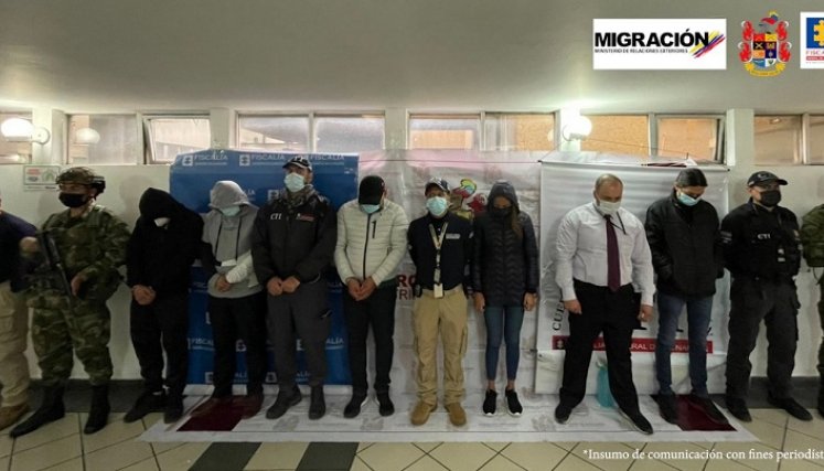 Los siete supuestos integrantes de una red señalada de tramitar de manera ilegal permisos y distintas autorizaciones para garantizar la permanencia de migrantes en el país.