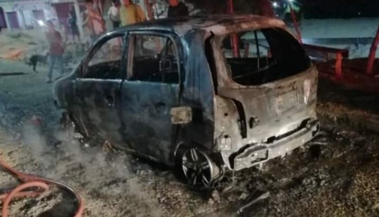 A los taxistas los roban  y les queman los carros