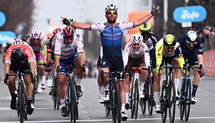 El ciclista británico Mark Cavendish demolió en el embalaje a sus rivales.