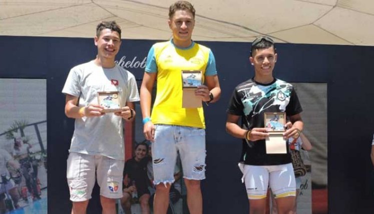 Andrés Ayala, primero de izquierda a derecha durante la premiación.
