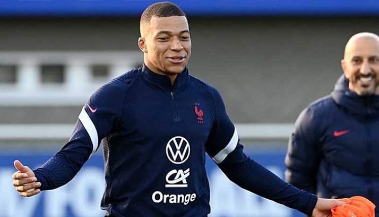 Kylian Mbappé delantero del París Saint Germain, pretendido por varios clubes.