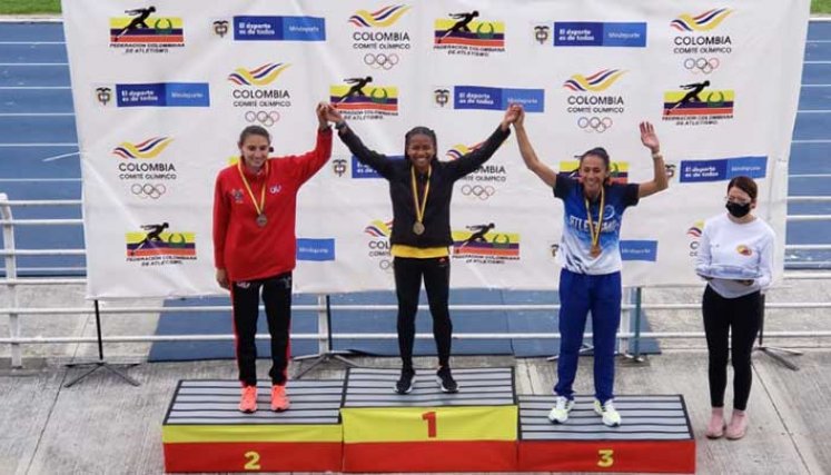 Yajaira Rubio primera la derecha,  obtuvo la medalla de bronce