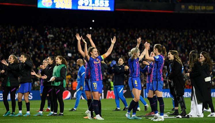 El FC Barcelona femenino venció al Real Madrid en un emocionante partido.