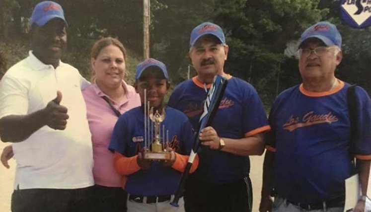 Uno de los primeros trofeos que recibió Jesús Javier en sus inicios  en el béisbol