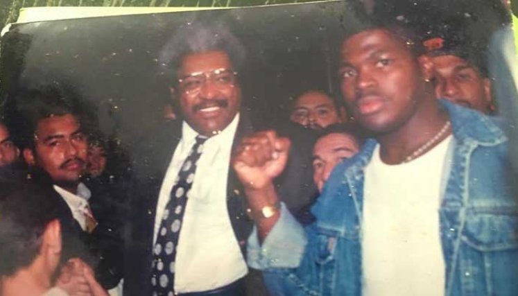 Su papá Jesús Javier Mosquera (derecha) se estacó en el boxeo local. Acá, acompañado del legendario empresario Don King.