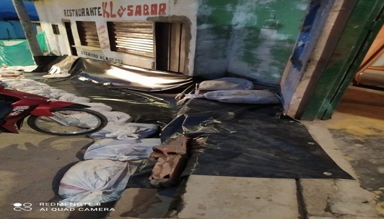Los organismos de socorro utilizan plásticos para prevenir la filtración de agua.