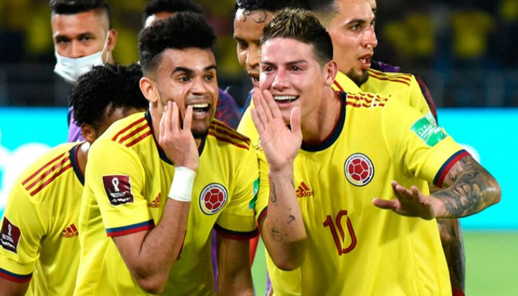 Luis Díaz y James Rodríguez celebran la victoria 3-0 de Colombia ante Bolviia. 