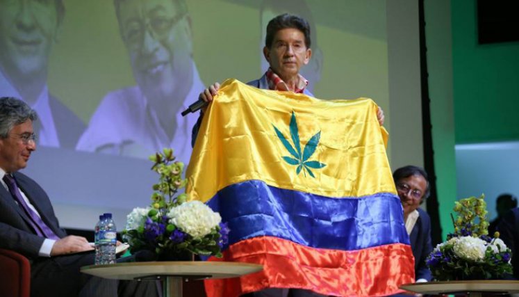 El candidato Luis Pérez propone colocar la hoja de marihuana en la bandera de Colombia