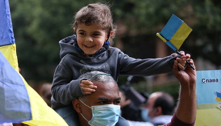 Hay 140 niños heridos. 