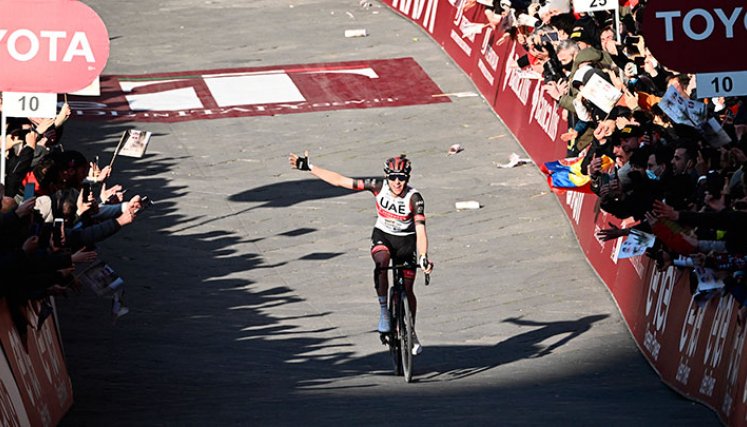Tadej Pogacar ganador de la Strade Bianche. 
