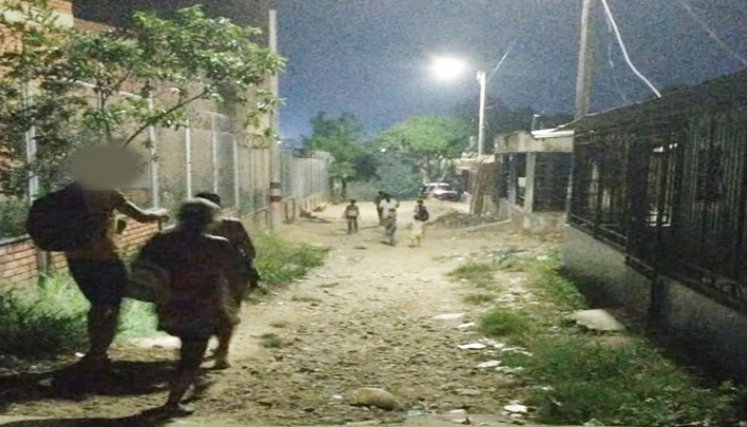 Varias familias de La Gabarra tuvieron que huir en medio de la noche.