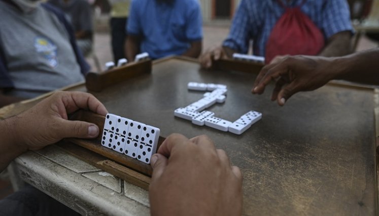 Dominó, el maestro de los juegos en Venezuela y un juego de maestros./Foto: AFP