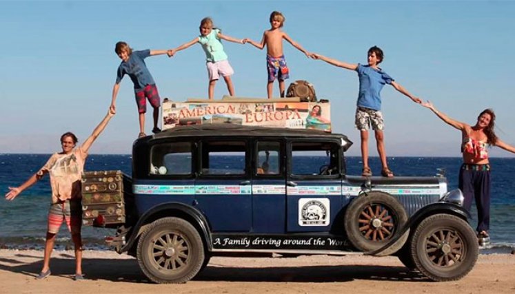 En un auto de 1928, familia argentina llega a casa tras 22 años de viaje./Foto: AFP