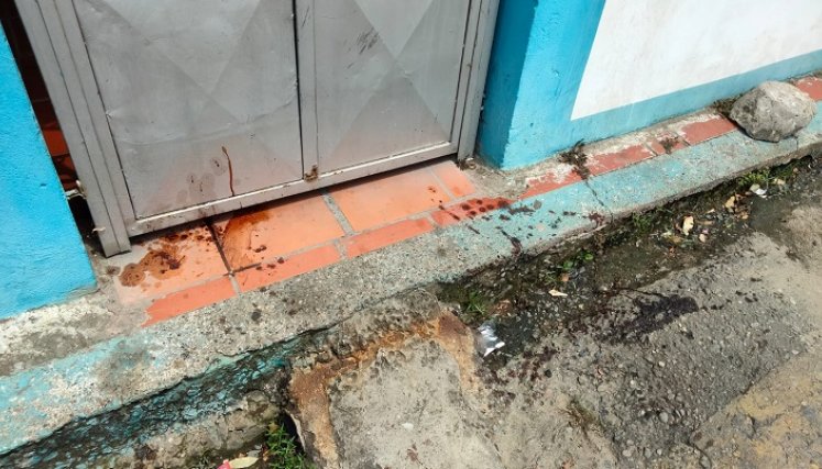 Uno de los heridos pidió auxilio en la tienda, pero no respondieron.