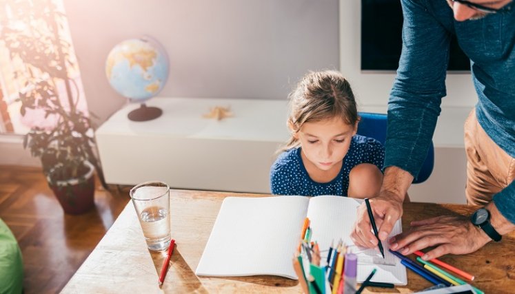 ¿Qué pasa si un papá le hace todas las tareas a su hijo?./Foto: internet