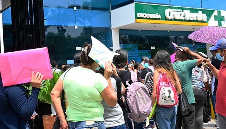 Usuarios de la salud deben hacer largas colas para que los atiendan./Foto Jorge Gutiérrez