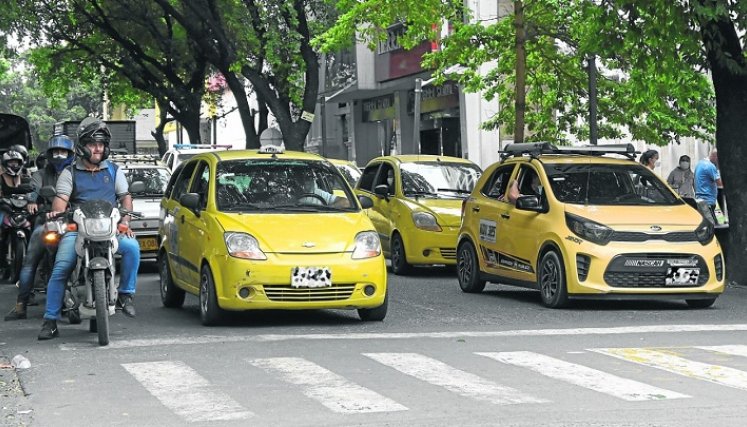 A los taxistas los roban  y les queman los carros