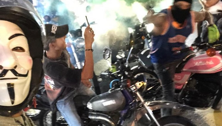 Pareciera que los motorizados jugaran al ‘gato y al ratón’ con la Policía de Tránsito de Cúcuta, pues cuando llegan a imponer el orden en la vía, desaparecen. Esa práctica llevaría desde 2016, cuando construyeron el Anillo Vial, que sería, según Mayid Gene, secretario de Tránsito de Cúcuta, uno de los varios puntos donde los ‘parches’ de motociclistas se reúnen. “Eso ha sido de toda la vida, recuerdo que hace años lo hacían allí cuando eran trochas. En varios operativos que se hace con la Policía de Tránsit