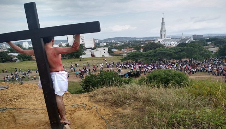 Feligreses de la Basílica Menor Nuestra Señora del Rosario de Chiquinquirá -Parroquia San Luis Gonzaga, representaron la Pasión y Muerte de Jesucristo. / Foto: Cortesía/La Opinión