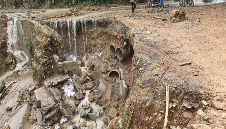 Los torrenciales aguaceros de los últimos días comenzaron a generar emergencias viales en los municipios del Catatumbo, lo que originó que los líderes comunales activaran los planes de contingencia para evitar tragedias que lamentar.  