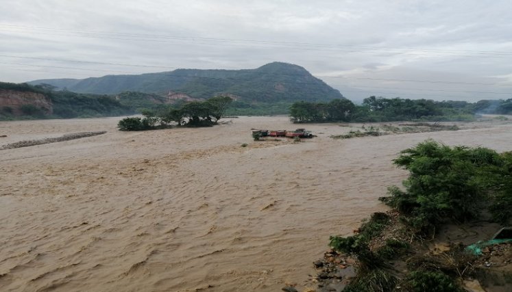 Atrapadas quince volqueteros que recogían material de arrastre en el río Zulia por crecida de la corriente debido a las lluvias. 