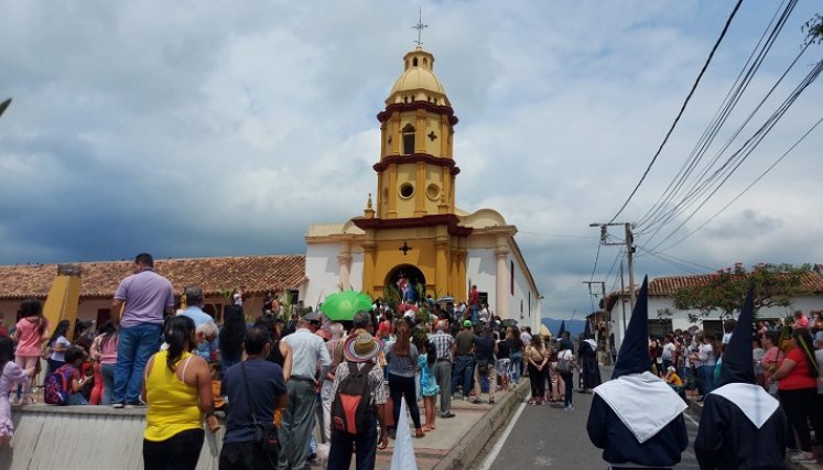 Miles de turistas arriban a la Hidalga Villa para participar en los actos litúrgicos de Semana Santa en Ocaña.