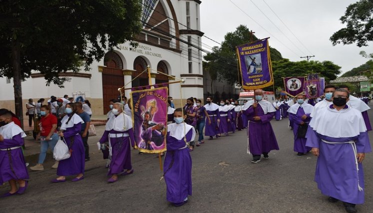 El Viacrucis del Lunes Santo contó con la presencia de 400 Nazarenos, integrantes de 10 movimientos apostólicos. /Foto: Cortesía de la Diócesis de Cúcuta 