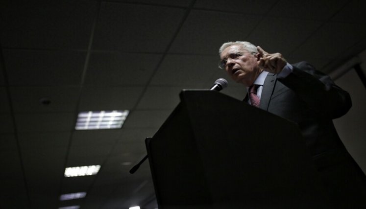 Rechazan preclusión del caso por soborno contra Uribe
