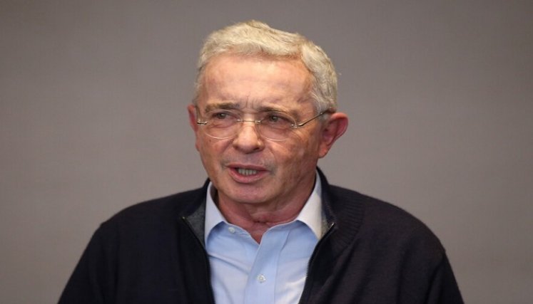 Rechazan preclusión del caso por soborno contra Uribe