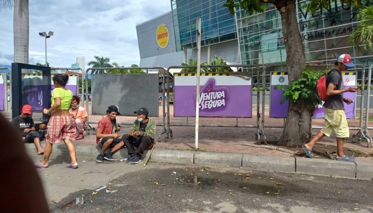 Consumo de alucinógenos a las afueras del Ventura Plaza./Foto: Cortesía./La Opinión.