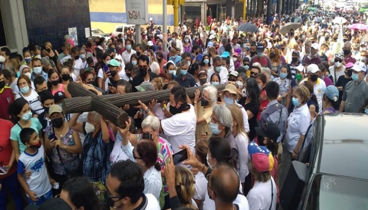 Los feligreses oran por el cese de la pandemia. Foto Diócesis de San Cristóbal