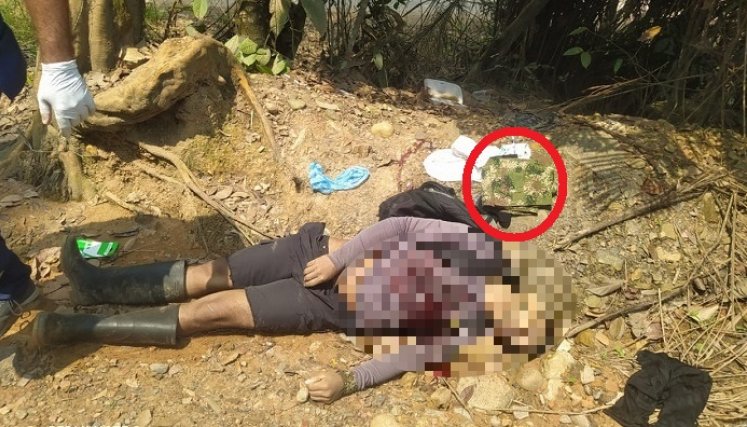 Tenía un uniforme militar guardado en el bolso.