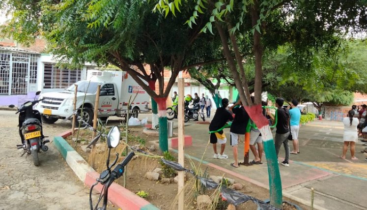 Amigos, familiares y vecinos del 'Diablo' estaban frente a la casa viendo la inspección técnica.