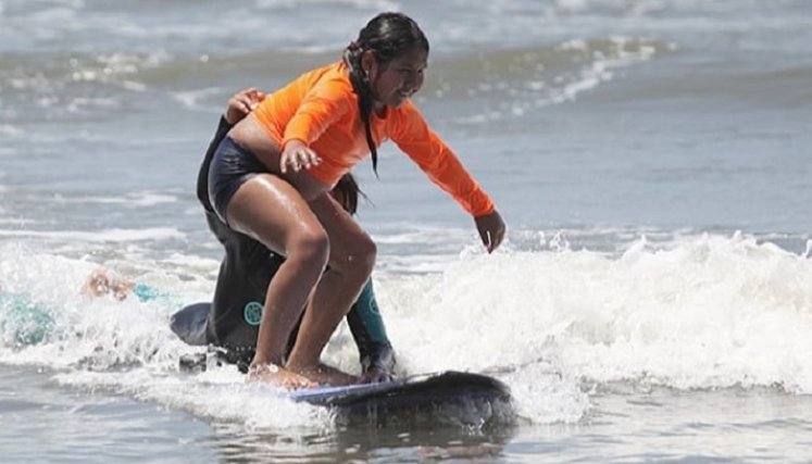 Los niños aprenden surf