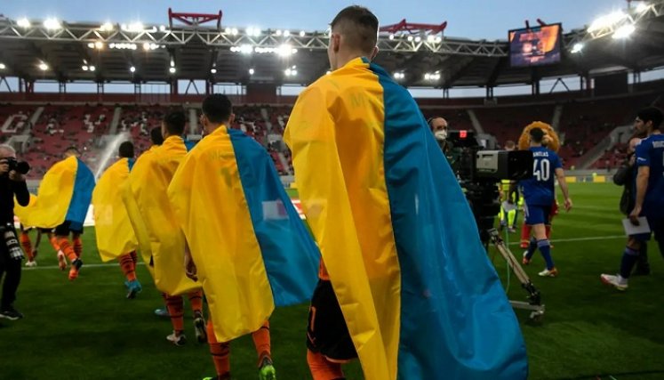 los jugadores lucieron la bandera de su país Ucrania