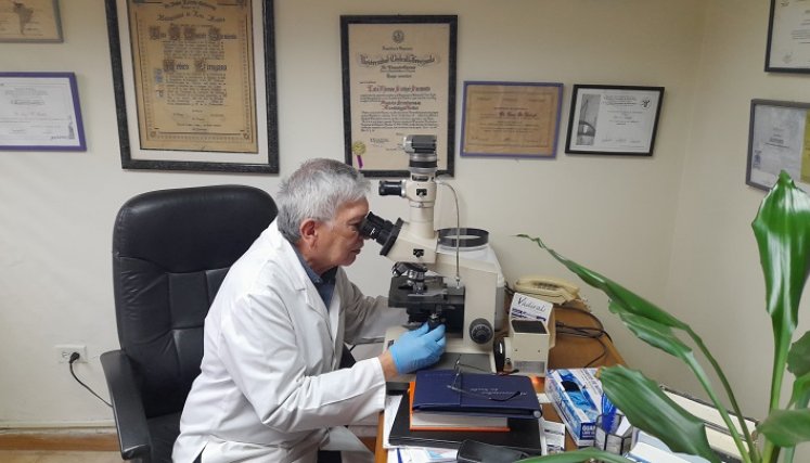 Pie de foto: Luis Alfonso Santa Fe, médico microbiólogo tachirense. / Foto: Anggy Polanco / La Opinión  