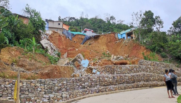 Se agrava la situación en Convención ante el desplome de los gaviones construidos para mitigar los riesgos de la falla geológica. / Foto: Cortesía / La Opinión 