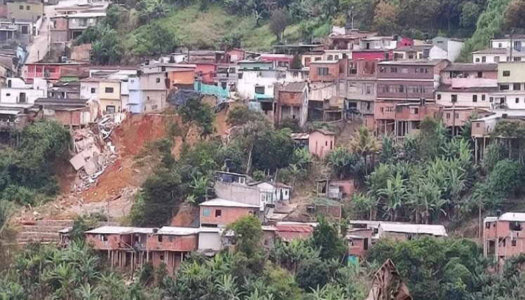 Se agrava la situación en Convención ante el desplome de los gaviones construidos para mitigar los riesgos de la falla geológica. / Foto: Cortesía / La Opinión 