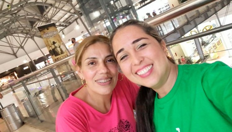 Dos mujeres comparten vidas similares. 