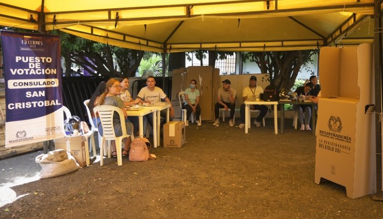 La soledad fue la constante ayer, en el primer día de votaciones de los colombianos en el exterior. /Foto: Jorge Gutiérrez-La Opinión