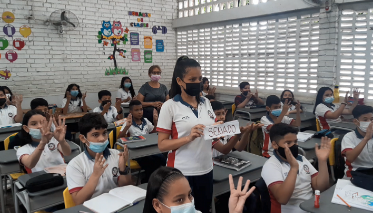Los estudiantes de diferentes cursos aprenden sobre lengua de señas en diferentes asignaturas. / Foto: La Opinión 