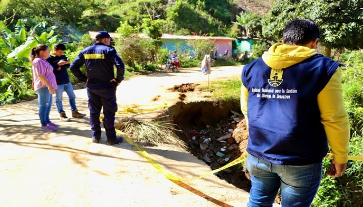 En máxima alerta se encuentran organismos de socorro para atender las emergencias ocasionadas por la ola invernal. Se levanta un censo de los damnificados para entregar las ayudas humanitarias.